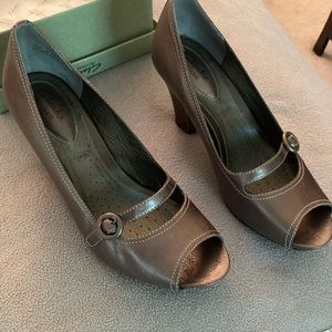 Clarks NWOT metallic grey heels sz 8